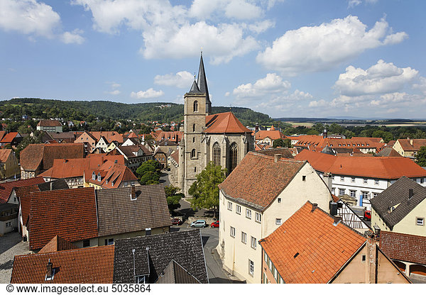 Deutschland Bayern Unterfranken Franken Rhön Münnerstadt Blick auf Gebäude mit Bergblick