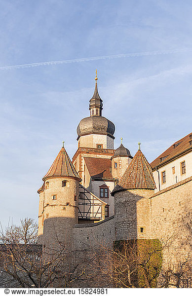 Deutschland  Bayern  Würzburg  Niedrigwinkelansicht der Festung Marienberg