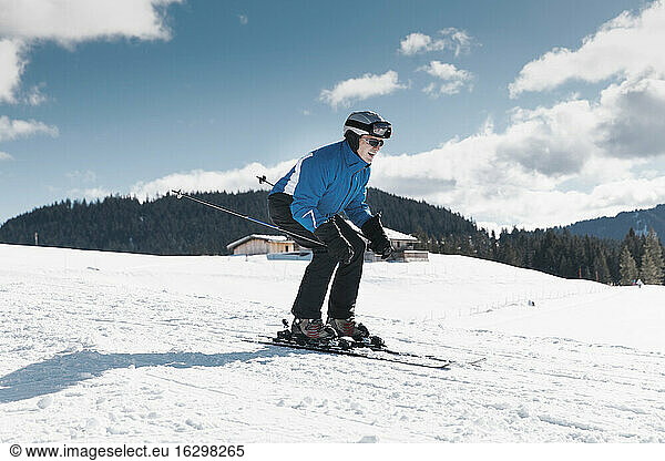 Deutschland  Bayern  Winklmoosalm  Älterer Mann beim Skifahren bergab