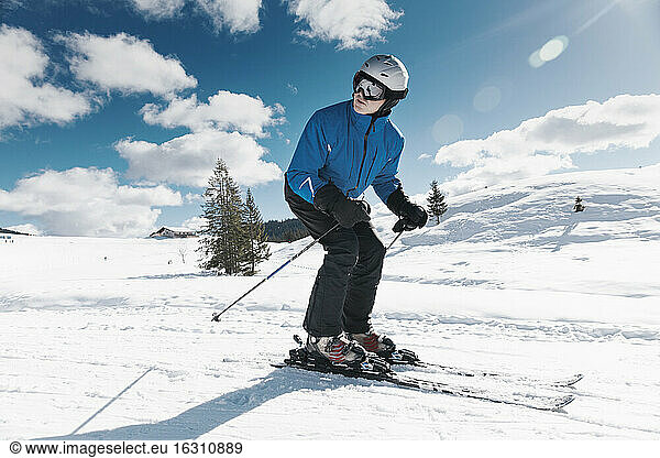 Deutschland  Bayern  Winklmoosalm  Reifer Mann beim Skifahren bergab