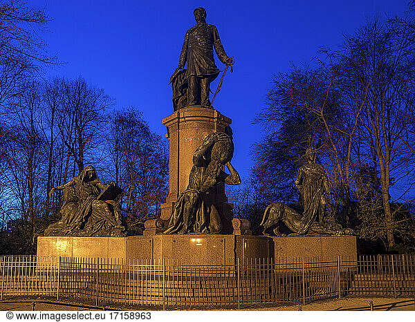 Deutschland  Berlin  Bismarck-Denkmal in der Abenddämmerung