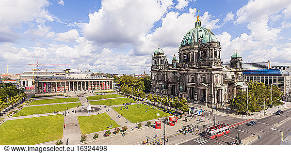 Deutschland  Berlin  Blick auf Altes Museum  Lustgarten und Berliner Dom von oben