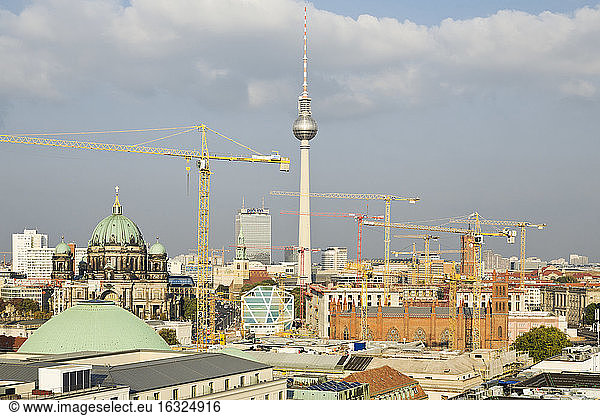 Deutschland  Berlin  Blick auf Berliner Dom  Fernsehturm und Baukräne