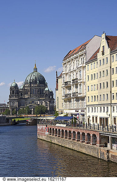 Deutschland  Berlin  Blick auf den Berliner Dom an der Spree