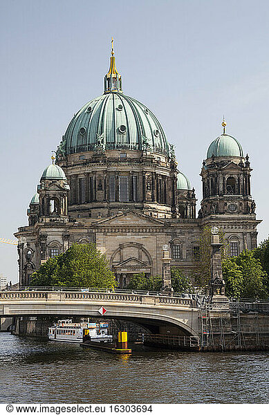 Deutschland  Berlin  Blick auf den Berliner Dom mit der Spree im Vordergund