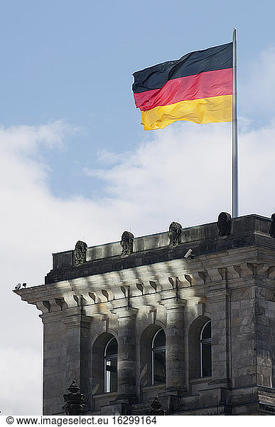 Deutschland  Berlin  Deutsche Flagge am Reichstagsgebäude