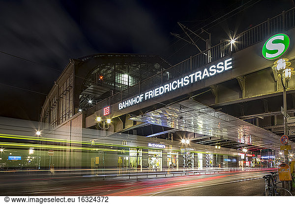 Deutschland  Berlin  Friedrichstraße Bahnhof bei Nacht