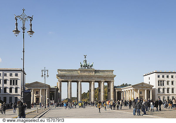 Deutschland  Berlin  Fussgänger vor dem Brandenburger Tor
