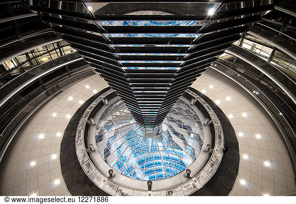 Deutschland  Berlin  Glaskuppel des Reichstages  Blick auf den Plenarsaal  Blick von oben