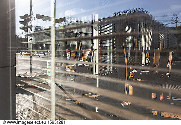 Deutschland  Berlin  Inneres eines leeren Restaurants durch Fensterläden gesehen