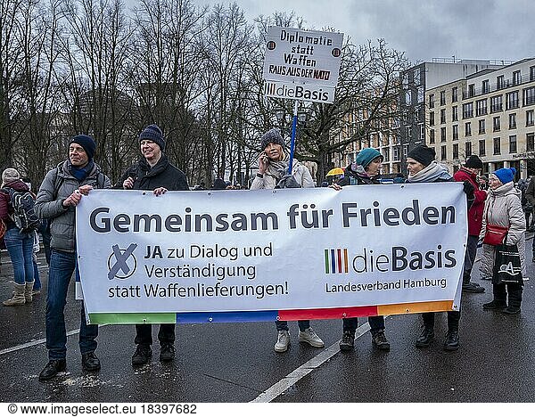 Deutschland  Berlin  25.02.2023  Kundgebung vor dem Brandenburger Tor  die Basis  Hamburg  Europa