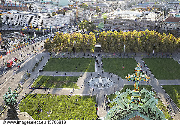 Deutschland  Berlin  Lustgarten von der Spitze des Berliner Doms aus gesehen