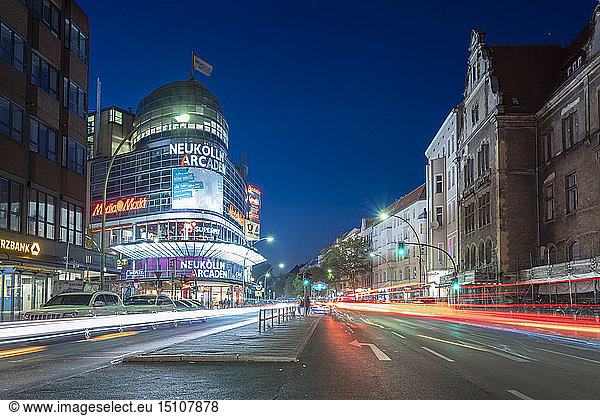 Deutschland  Berlin-Neukölln  beleuchtete Neukölln Arcaden bei Nacht