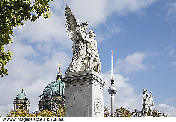 Deutschland  Berlin  Nike hilft verwundeter Krieger Statue mit dem Berliner Dom und dem Berliner Fernsehturm im Hintergrund