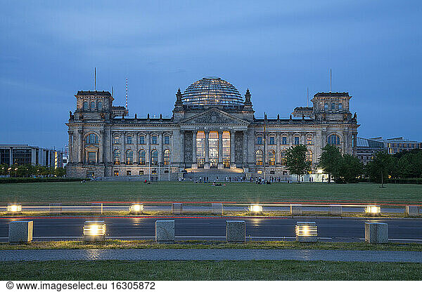 Deutschland  Berlin  Reichstagsgebäude am Abend