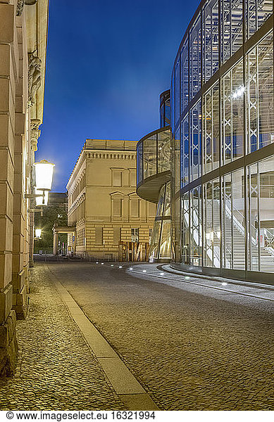 Deutschland  Berlin  schmale Kopfsteinpflasterstraße zwischen historischer und moderner Fassade des Deutschen Historischen Museums