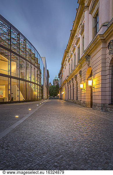 Deutschland  Berlin  schmale Kopfsteinpflasterstraße zwischen moderner und historischer Fassade des Deutschen Historischen Museums