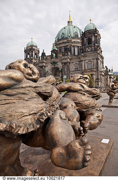 Deutschland  Berlin  Skulpturen des Künstlers Xu Hongfei vor dem Berliner Dom