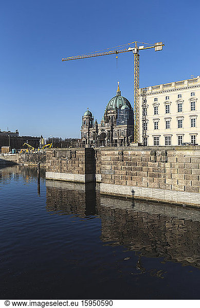 Deutschland  Berlin  Spreekanal mit Industriekran und Berliner Dom im Hintergrund