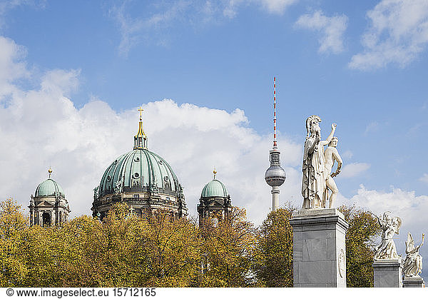Deutschland  Berlin  Statuen der Schlossbrucke mit dem Berliner Dom und dem Berliner Fernsehturm im Hintergrund