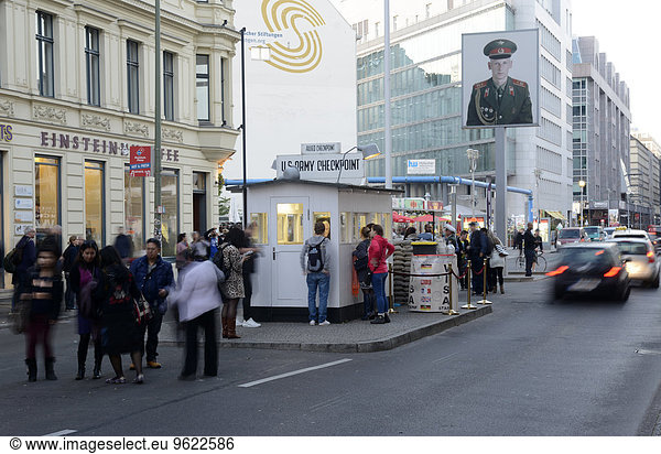 Deutschland  Berlin  Verkehr am Checkpoint Charlie
