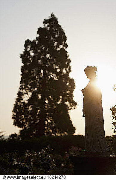 Deutschland  Blick auf Statue im Rosengarten