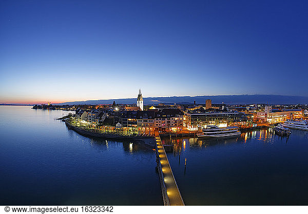 Deutschland  Bodensee  Friedrichshafen am Abend