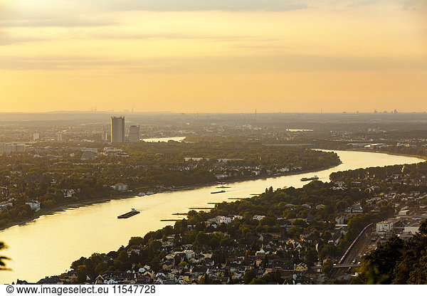 Deutschland  Bonn mit Rhein bei Sonnenuntergang