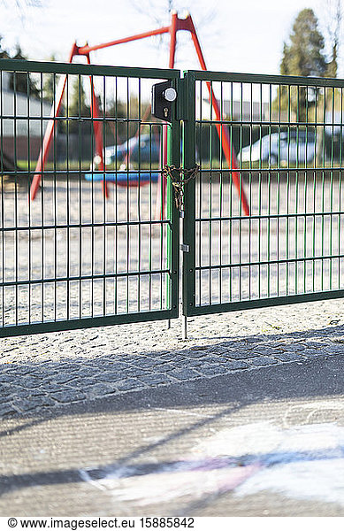 Deutschland  Brandenburg  Tor des Spielplatzes wegen Ausgangssperre während der COVID-19-Epidemie geschlossen