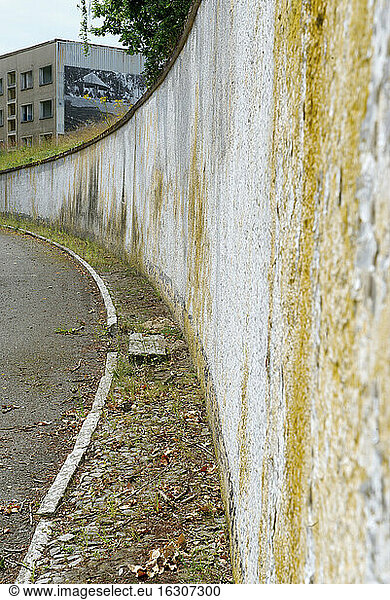 Deutschland  Brandenburg  Wustermark  Olympisches Dorf 1936  verfallende Mauer