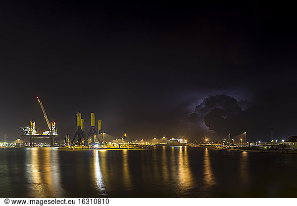 Deutschland  Bremerhaven  Windkraftanlage  Installationsschiff bei Nacht