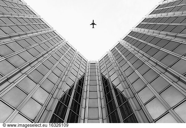 Deutschland  Düsseldorf  Blick auf Ebene und Hochhausfassaden von unten