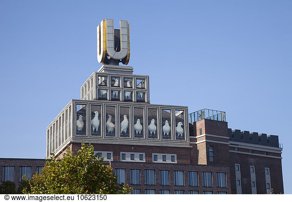 Deutschland  Dortmund  Blick auf den Dortmunder U-Tower mit Werken von Adolf Winkelmann