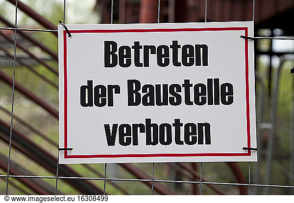 Deutschland  Essen  Verbotsschild am Zaun