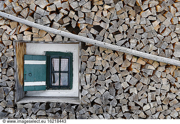 Deutschland  Fenster mit Brennholz