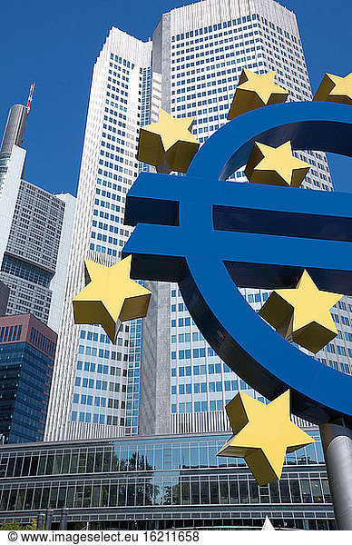 Deutschland  Frankfurt am Main  Euro-Symbol vor der Europäischen Zentralbank