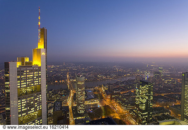 Deutschland  Frankfurt am Main  Stadtbild  Wolkenkratzer bei Nacht