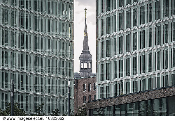 Deutschland  Hamburg  Bürogebäude Der Spiegel und alter Kirchturm