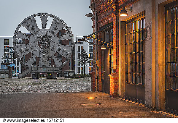 Deutschland  Hamburg  Barmbek  Hamburg Museum der Arbeit außen mit Tunnelbohrmaschine  TRUDE