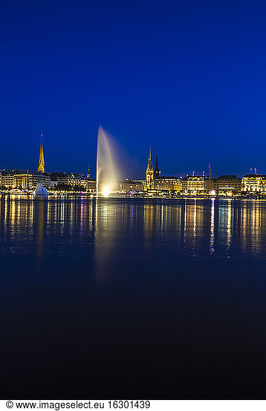 Deutschland  Hamburg  Binnenalster mit Skyline zur blauen Stunde