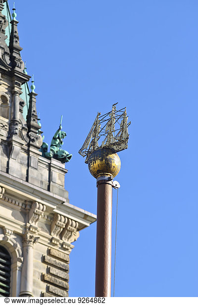Deutschland  Hamburg  Blick auf Fahnenmast mit Skulptur auf der Spitze