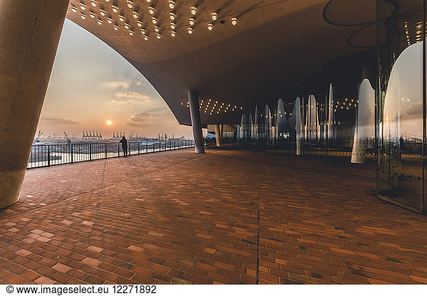 Deutschland  Hamburg  Blick von der Plaza der Elbphilharmonie  Blick auf den Hafen bei Sonnenuntergang