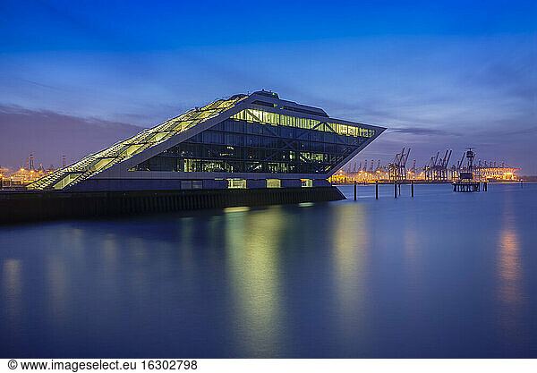 Deutschland  Hamburg  Dockland  Bürogebäude am Abend