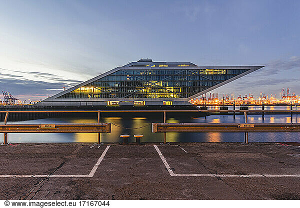 Deutschland  Hamburg  Dockland zur blauen Stunde