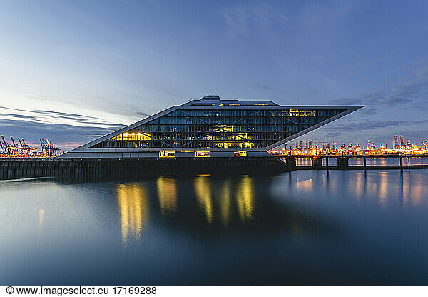 Deutschland  Hamburg  Dockland zur blauen Stunde
