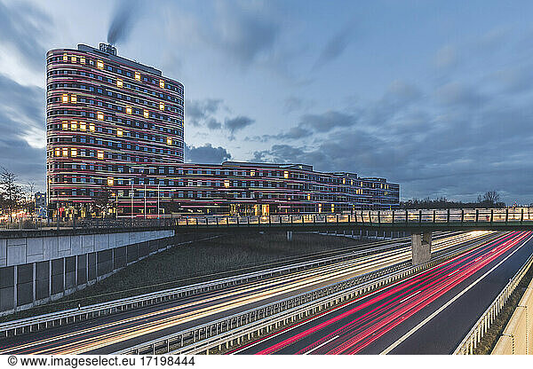 Deutschland  Hamburg  Gebäude des Amtes für Umwelt in der Dämmerung von außen beleuchtet