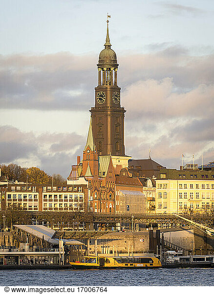 Deutschland  Hamburg  Glockenturm der St. Michaelskirche überragt die umliegenden Gebäude