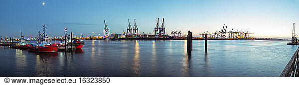 Deutschland  Hamburg  Hafen  Elbe  Blaue Stunde  Panorama