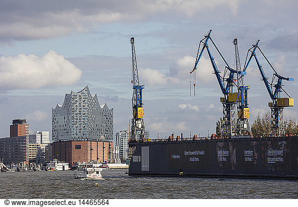 Deutschland  Hamburg  HafenCity  Dock 10 und Elbphilharmonie
