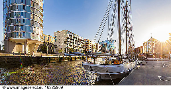 Deutschland  Hamburg  HafenCity  Traditionsschiffhafen Sandtorhafen und moderne Mehrfamilienhäuser